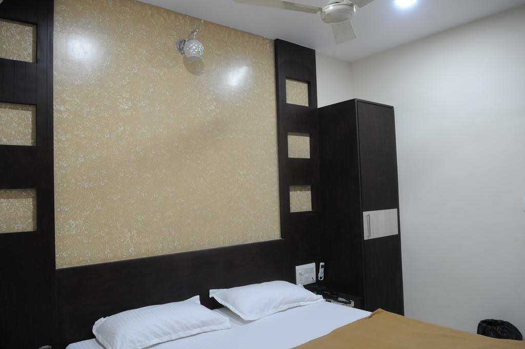 Oyo Hotel Sree Balaji Residency Ахмедабад Екстериор снимка